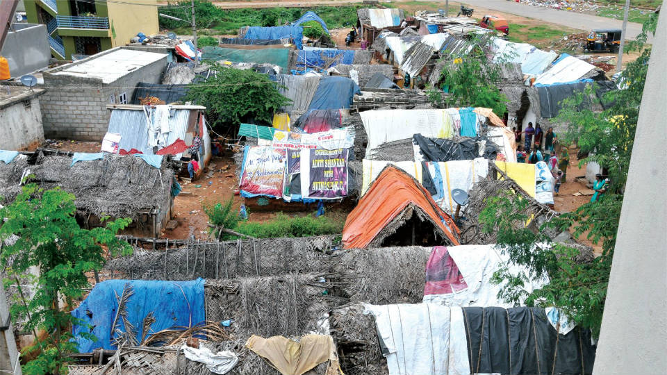 Slum Board asks hut dwellers to vacate