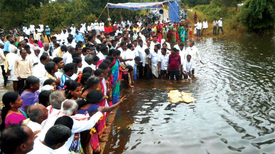 MLA Manjunath offers bagina to Jeenahalli Lake