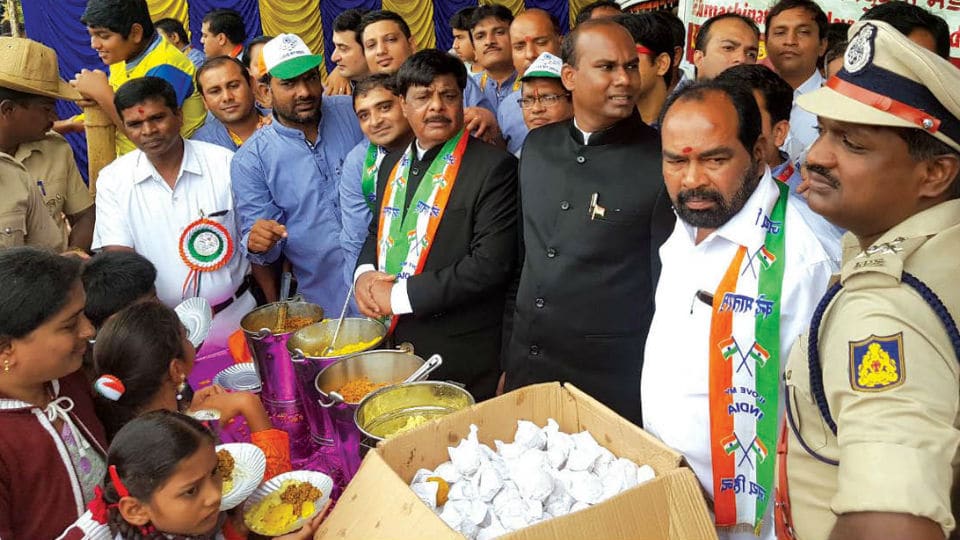 Jain Youths distribute breakfast on Independence Day
