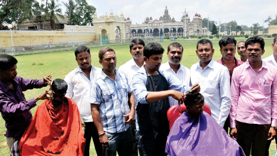 Mahouts, Kavadis get their hair trimmed