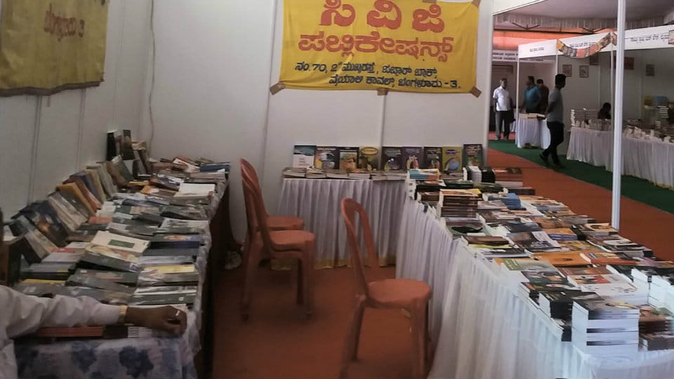 Book readers’ strength dwindling day by day