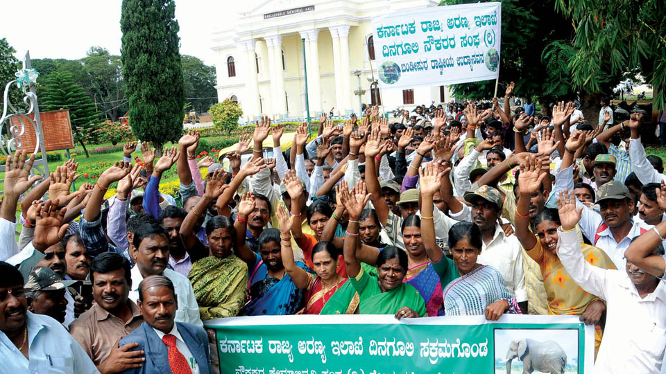 Forest workers demand regularisation of jobs