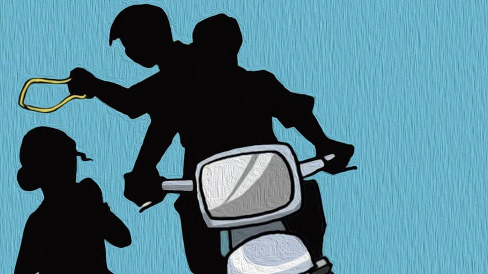 Bike-born miscreants overtake lady scooterist, yank off chain