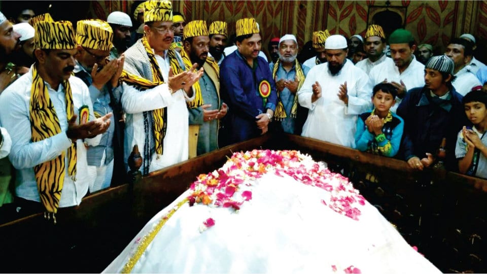 Tanveer Sait offers floral tribute to Tipu’s Tomb