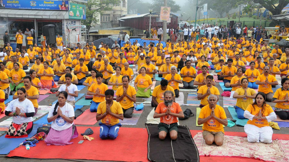 Hundreds of Yoga enthusiasts take part in ‘Bettada Charana’ atop Hill