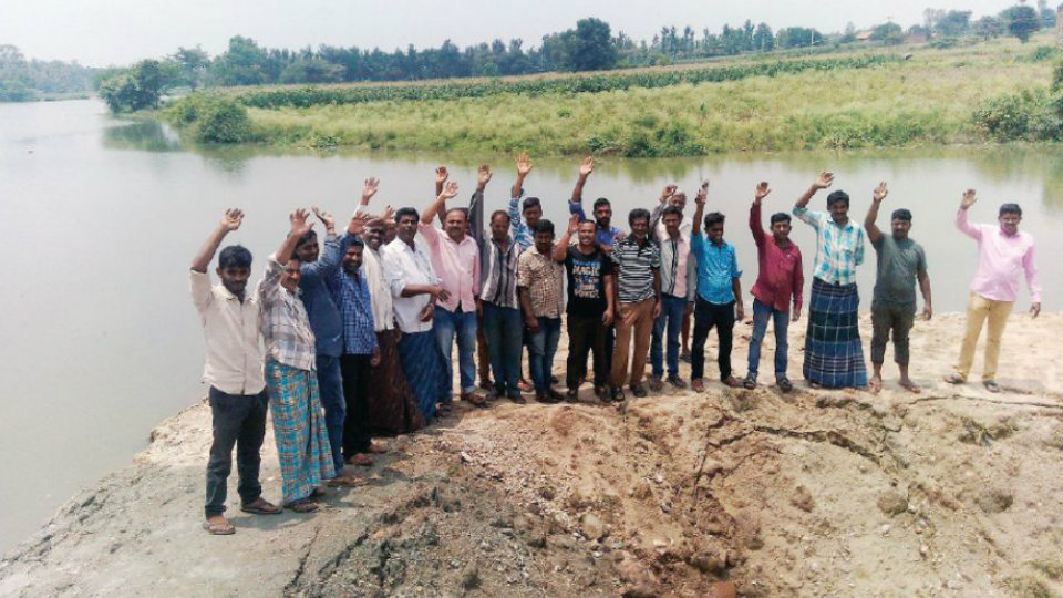 Periyapatna farmers protest as lake water enters fields