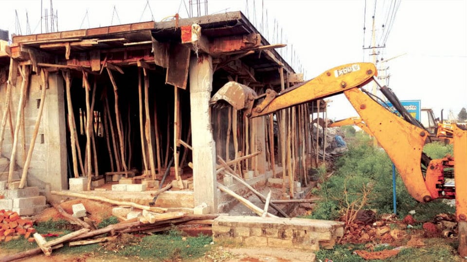 Pre-dawn operation by MUDA:  Illegal commercial complex demolished in Vijayanagar 2nd Stage