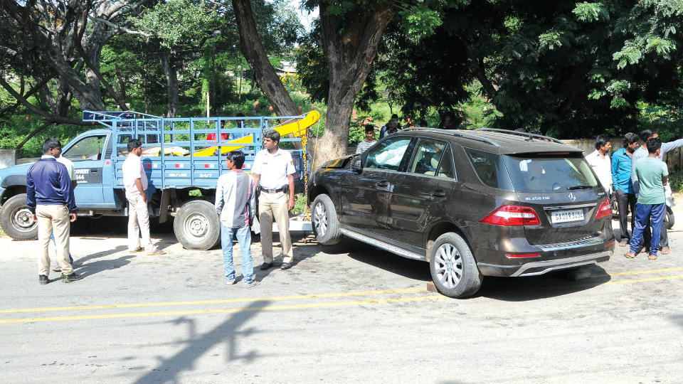 Mercedes SUV rams into tree, no casualties reported