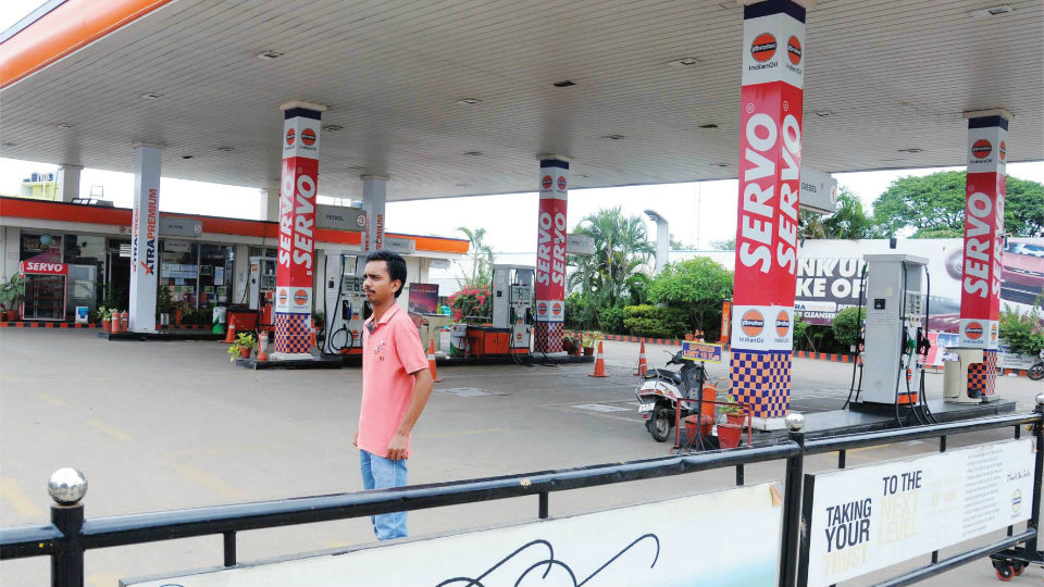 PM’s Janata Curfew call: Petrol bunks, hotels closed on Sunday