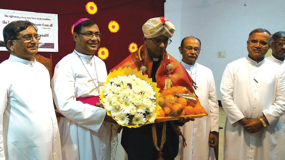 Released by ISIS, Priest Fr. Tom Uzhunnalil felicitated in city