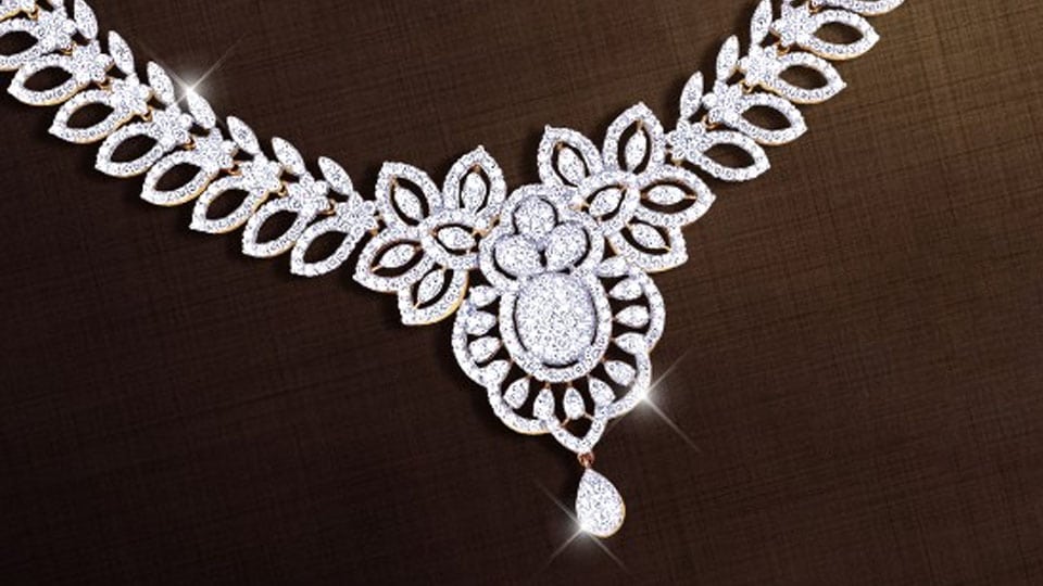 Reliance Jewels launches its first showroom in city