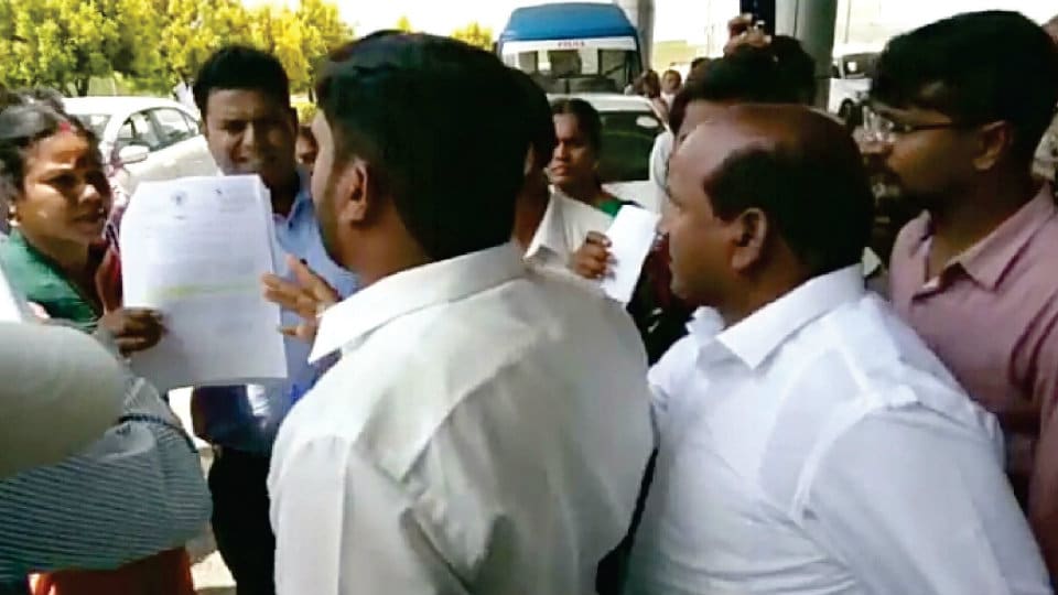 Reinstatement of PDO Hanumantharaju: Congress leader, Srirampura GP Members enter into wordy duel