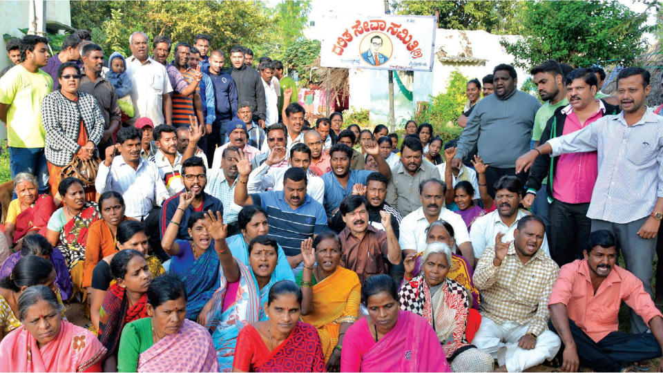 Move to evict Dharam Singh Colony slum dwellers: Ramdas stages protest