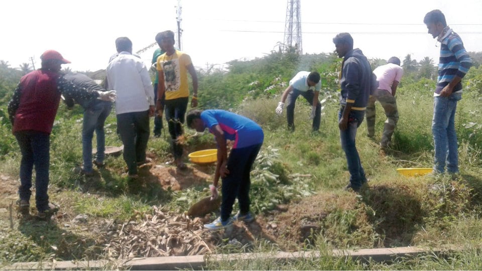 Probationary officers take up cleaning in rural areas