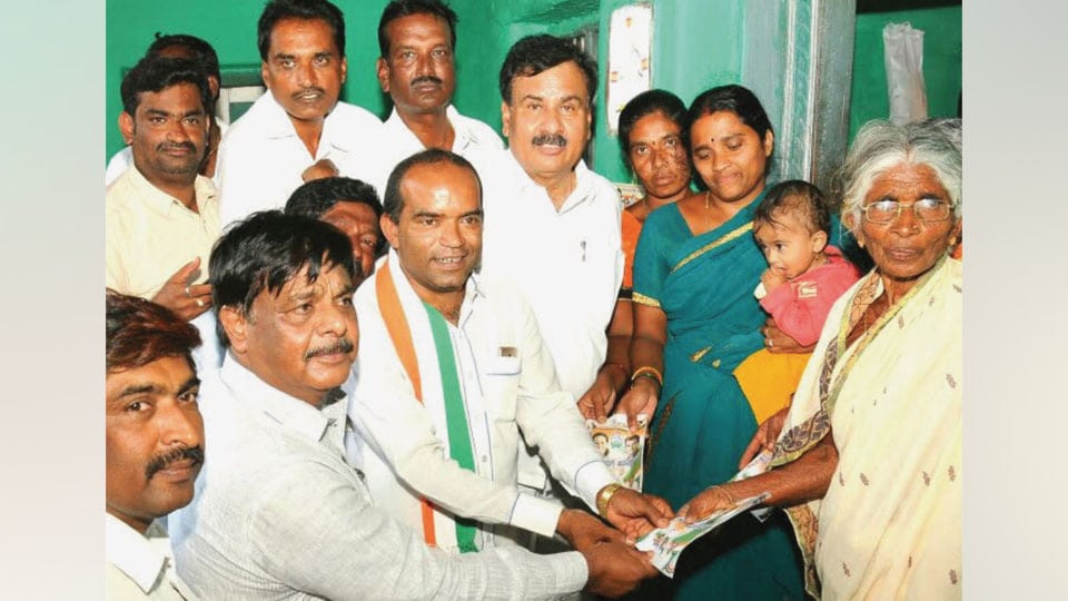 Minister Dr. Mahadevappa visits houses of voters in T. Narasipur