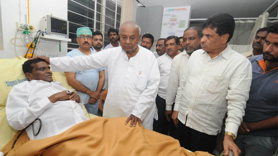Former PM H.D. Deve Gowda visits ailing MLA Chikkamadu at city hospital