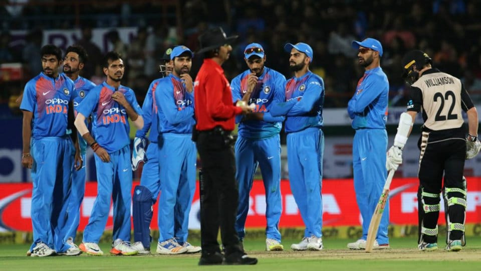 Focus on MS Dhoni as India face Black Caps in T20 decider