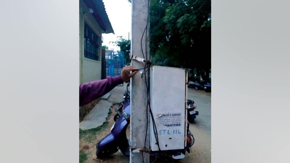 Exposed electric wire posing threat to students near Mahaveer Jain School