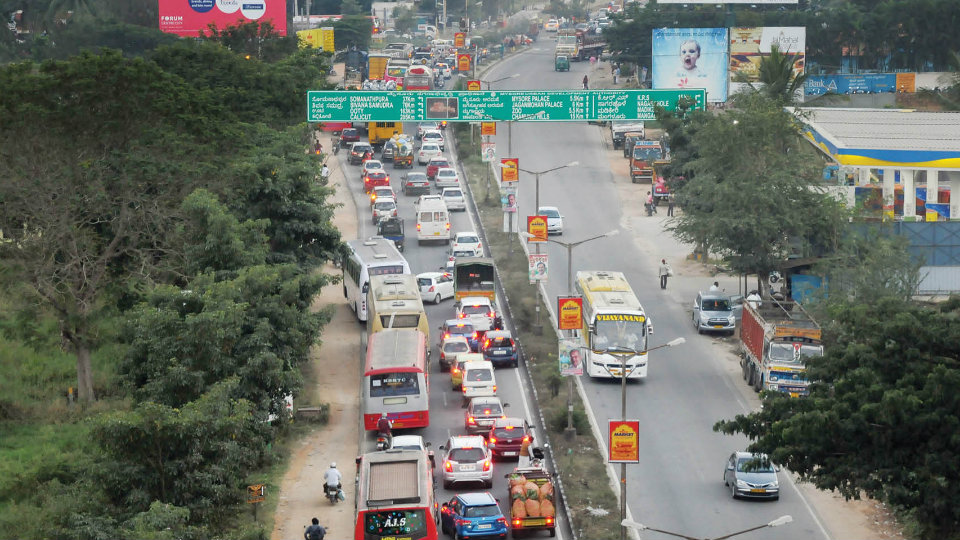 Tourist vehicles clog Mysuru-Bengaluru Road