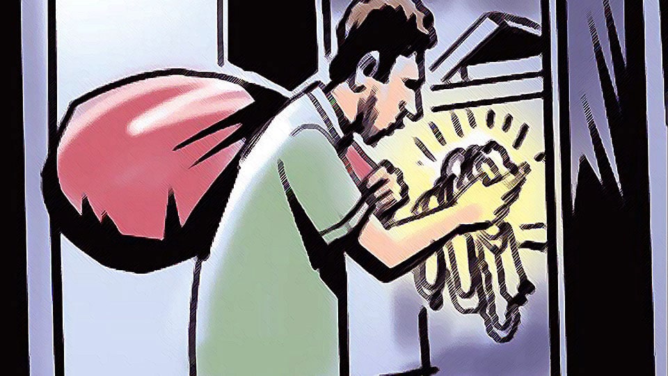 House burgled, gold and cash worth Rs. 2.15 lakh stolen