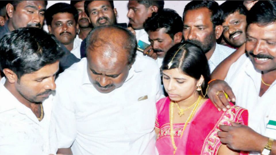 HDK visits fan’s house: Greets newly-married couple
