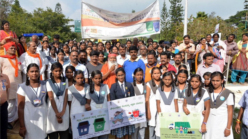 Sri Ganapathy Swamiji joins students in cleanliness awareness rally