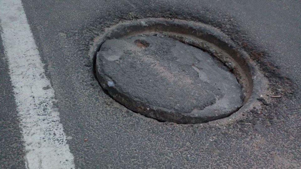 Manhole cover posing danger to motorists in Vivekanandanagar