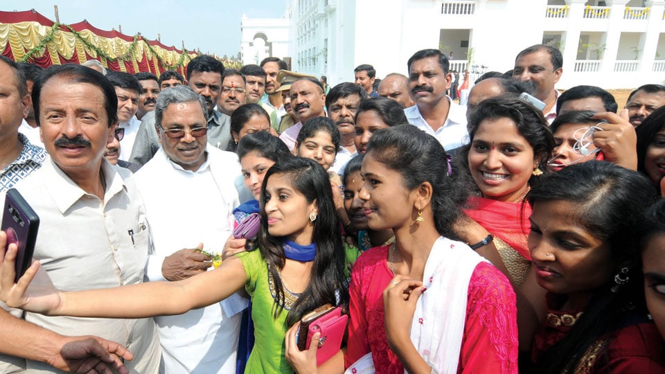 CM Siddharamaiah inaugurates new building of Maharani’s College, poses for selfie with students
