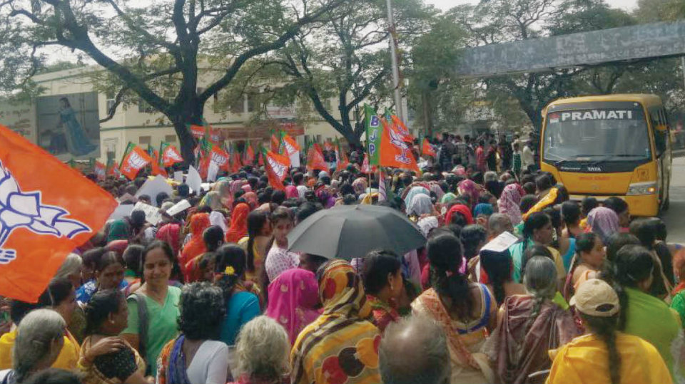 BJP hires 225 buses, 250 autos to ferry people for rally