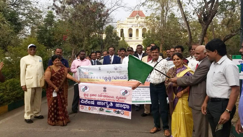 Swachh Survekshan-2018: Legal fraternity wield brooms at District Court Complex