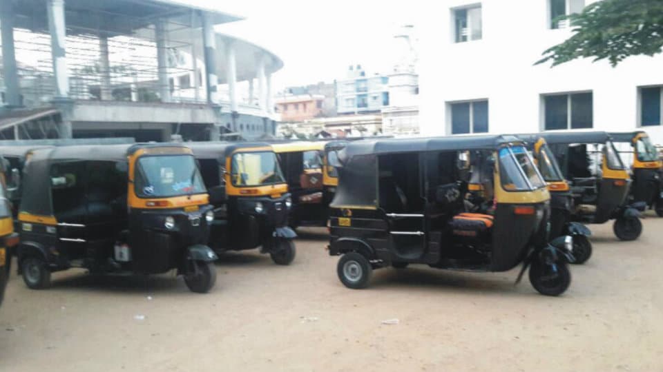 Operation Decoy: Traffic Cops book 25 auto drivers for demanding excess fare