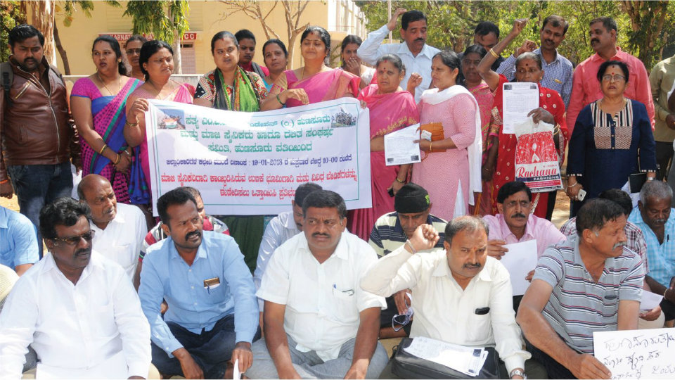 Ex-Servicemen stage protest, seek allocation of land in Hunsur