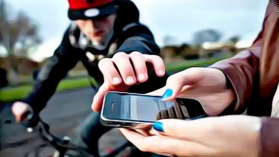 Miscreants snatch mobile phones, cash from pedestrian