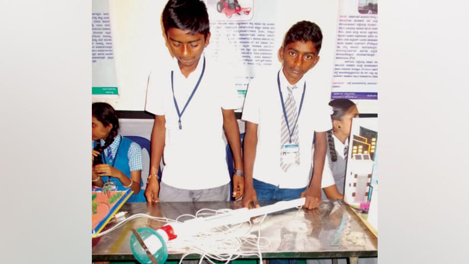 Suttur Jathra: Students display attractive models at Science Exhibition