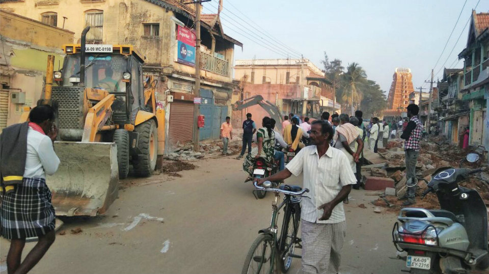 Drive to clear encroachments along Ratha Beedhi in Nanjangud begins