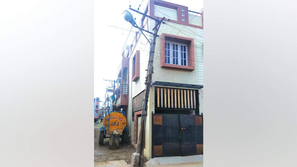 Plea to replace leaning electric pole at Mandi Mohalla