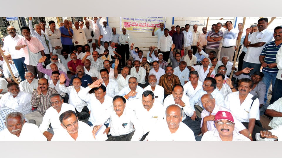 Retired employees stage protest seeking higher EPF pension