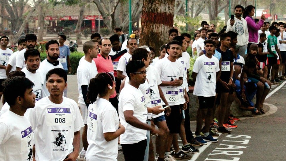 Over 1,000 take part in techNIEks Run for vision