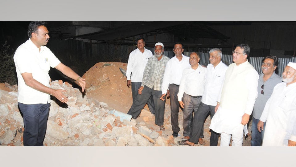 Railways’ refusal to clear road blockage in Bannimantap: Minister Tanveer Sait inspects road, assures to write to Centre
