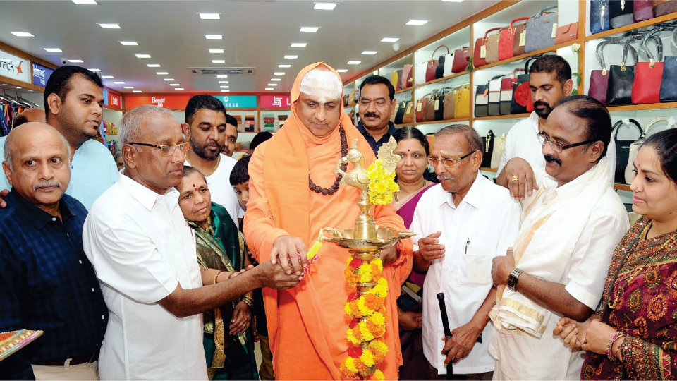 Suttur Seer opens third branch of Mysore Tarpaulins in Kuvempunagar