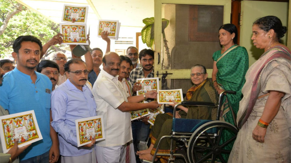 Brahmana Yuva Vedike distributes Vontikoppal ‘Panchanga’