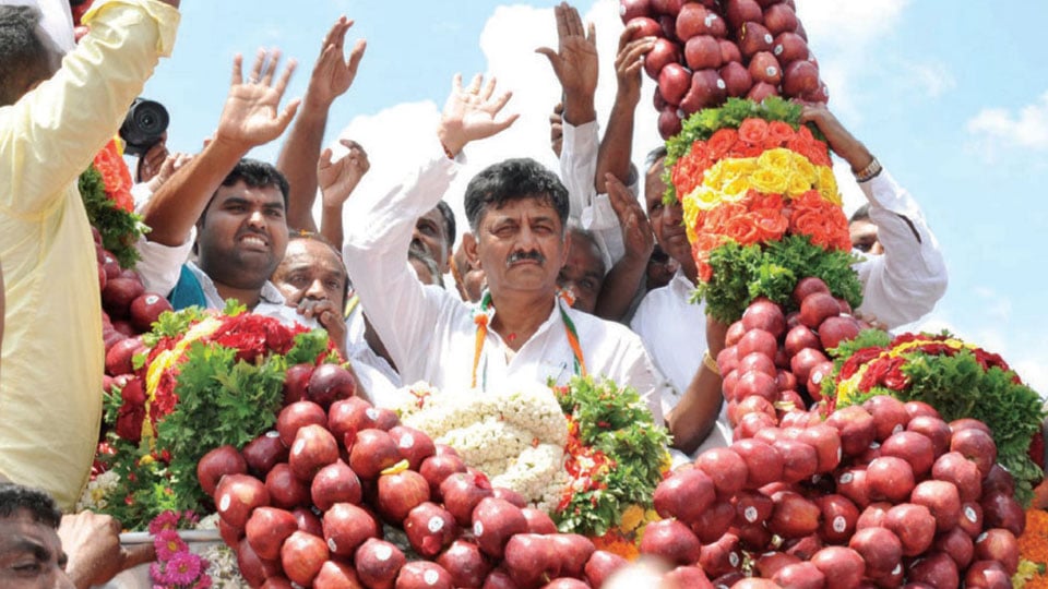 Congress ticket aspirant showers garland of apples on DKS!