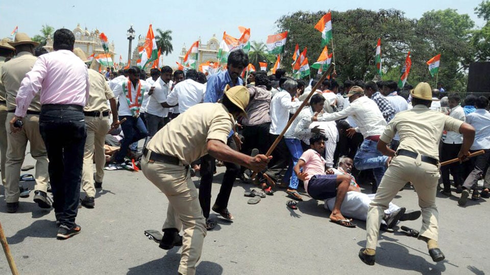 LATHI CHARGE: Congress-JD(S) activists clash in front of Kote Anjaneyaswamy Temple before CM Siddharamaiah, MLA G.T. Devegowda file nominations