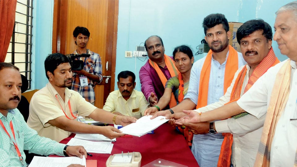 BJP NR candidate Sandesh Swamy files nomination papers
