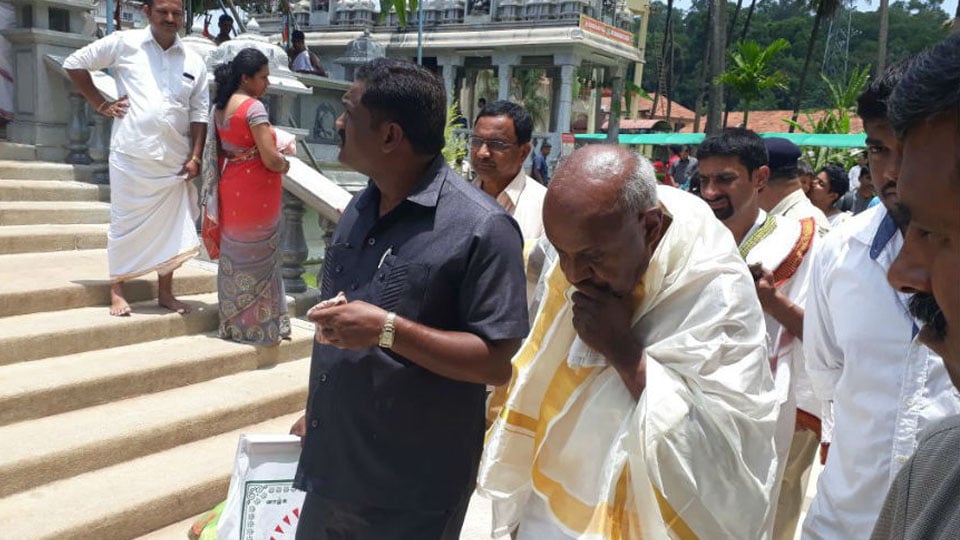 Deve Gowda takes chopper ride with wife to get B Forms ‘blessed’ at Sringeri