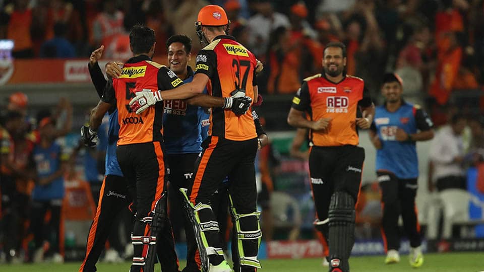 IPL-11: Sunrisers score dramatic one-wicket victory over MI