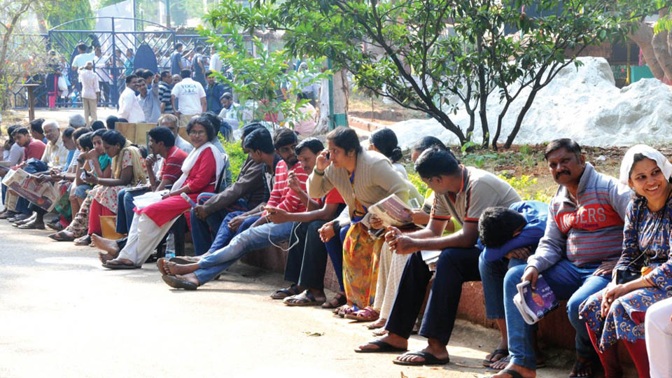 Parents throng Rangayana to get Chinnara Mela applications