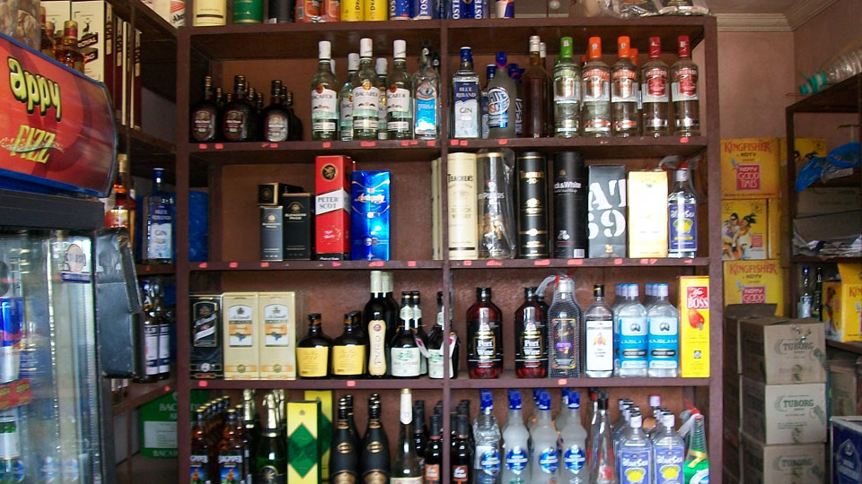 MUDA Comr. writes  to DC and MCC on vacating liquor shop