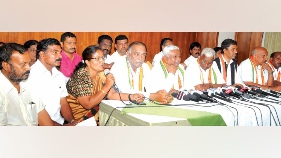 Vokkaliga group pledges support to CM in Chamundeshwari