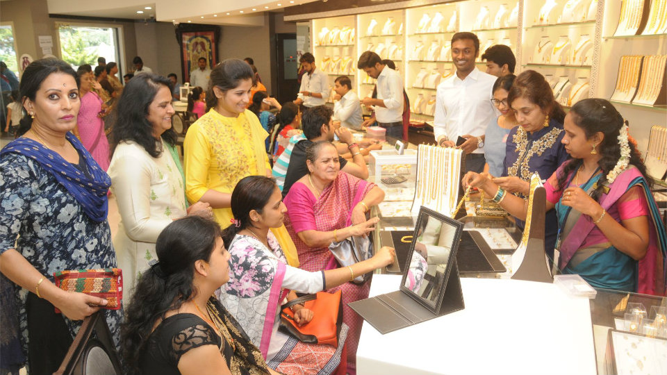 People throng jewellery shops for Akshaya Tritiya
